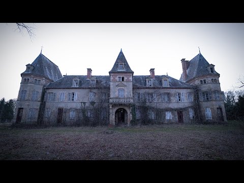 A FORGOTTEN VILLA IN THE MIDDLE OF NOWHERE! WHAT THE HECK IS INSIDE?