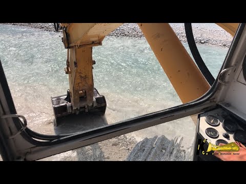LIEBHERR 974 BIG EXCAVATOR Digging and Loading Gravel Trucks
