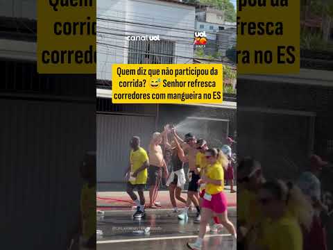 Quem diz que não participou da corrida? Senhor refresca corredores com mangueira no ES