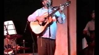 Benyamin Steinberg-Carlebach Keshoshana/Mimkoimcho at the Kleizmers Festival Zefat Aug 2008 (הזמר והיוצר בנימין שטיינברג) - התמונה מוצגת ישירות מתוך אתר האינטרנט יוטיוב. זכויות היוצרים בתמונה שייכות ליוצרה. קישור קרדיט למקור התוכן נמצא בתוך דף הסרטון