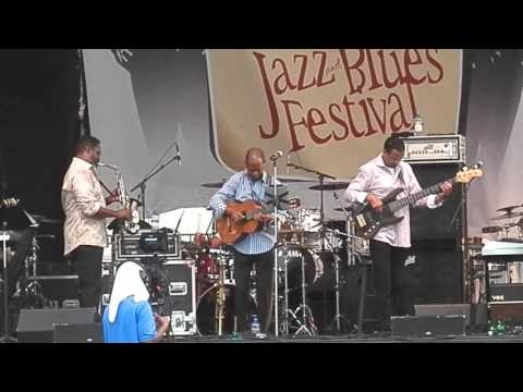 Earl Klugh ft. Everette Harp - "Living Inside Your Love" (LIVE)