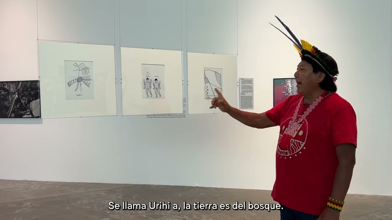 Davi Kopenawa en la exposición “Claudia Andujar y la lucha Yanomami”
