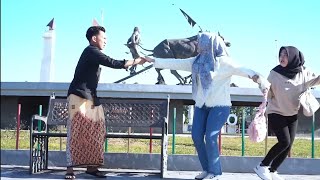 Download lagu KETEMUAN PUJAAN HATI DI MADURA MALAH DIRENDAHKAN DIBILANG KERE SAMA TEMANNYA YG TERNYATA DIA... mp3