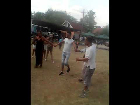 Acest om de la plopșor nuștie să joacă sârbă vâtop dolj