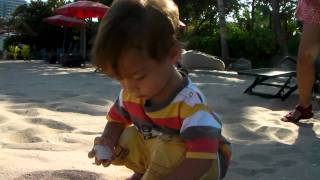 Thijs op het zand met schelpen