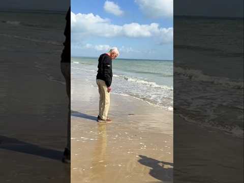 😥EL REGRESO de un VETERANO de la SEGUNDA GUERRA MUNDIAL A NORMANDIA #shorts #curiosidades