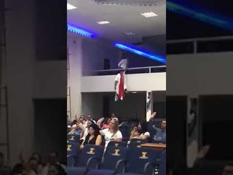 Jesus chega de Tirolesa na Igreja