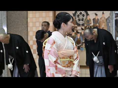Audience members cheer in admiration: Princess Aiko's \cherry blossom-colored furisode\ elicits c...
