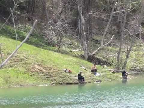 Peisaj superb de primavara pe lacul Maneciu