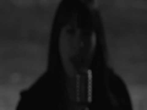 Yaina - Rodeados y tan solos (Videoclip)