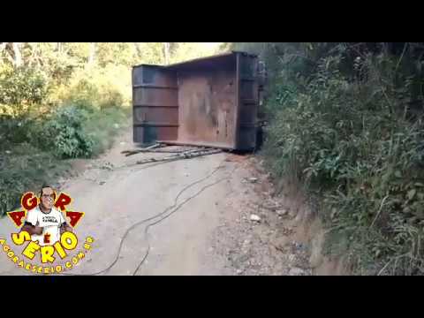 Caminhão tomba na Estrada dos Caetanos