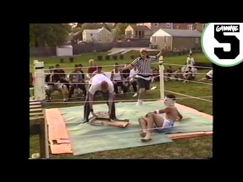 Best Uses For a Pizza Pan in a Backyard Wrestling Match
