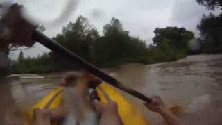 preview picture of video 'Canoeing a dirty Verde River from Black Bridge on a rainy day'