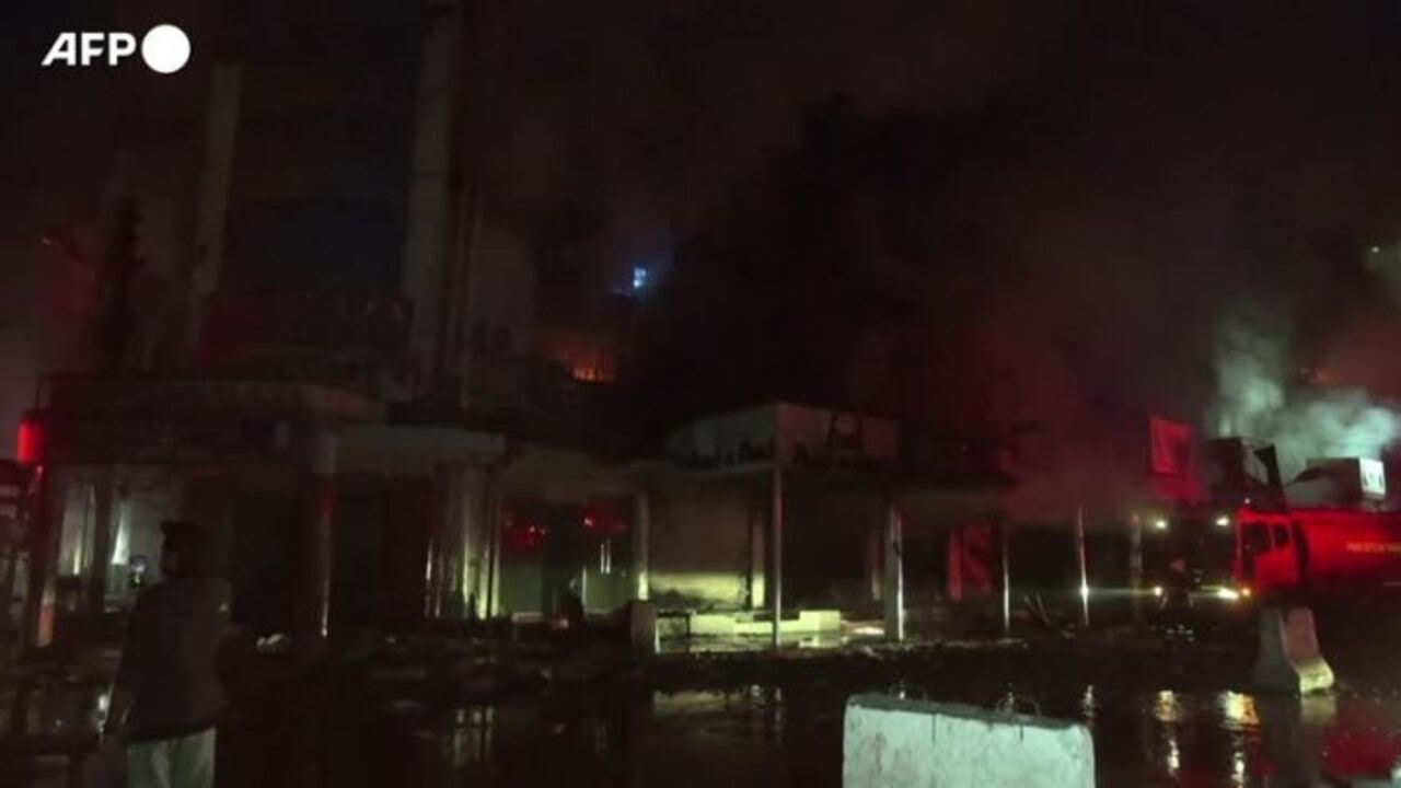 Pakistan, incendio in un centro commerciale a Karachi: morti e feriti