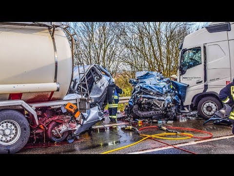 [VÖLLIGE ZERSTÖRUNG: 4 TOTE bei HORRORCRASH] Sattelzug zerquetscht 2 PKW | FEUERWEHR gegen GAFFER