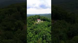 Drönare - Hus i skogen på ett berg i North Carolina i USA (#Shorts)