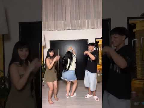 ayaw parin ako pansinin ni @Ellaine yayy