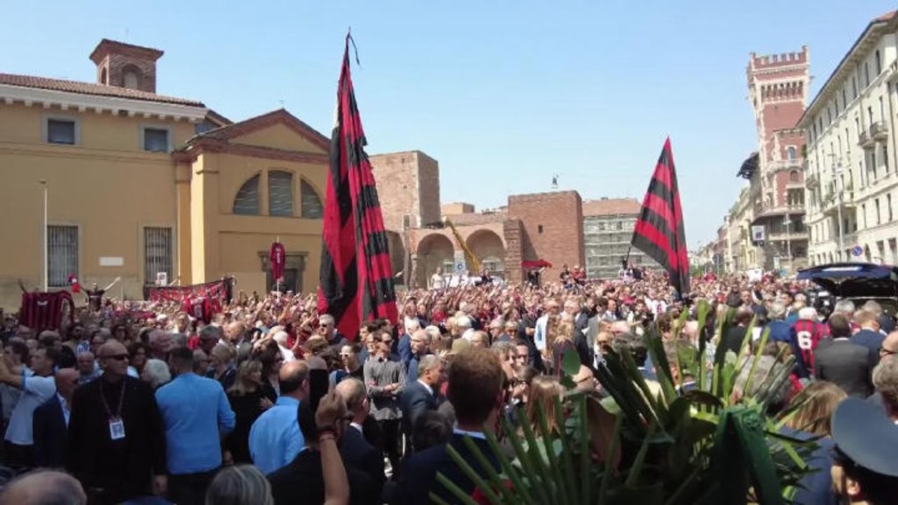 Piazza rossonera per Baresi durante il funerale