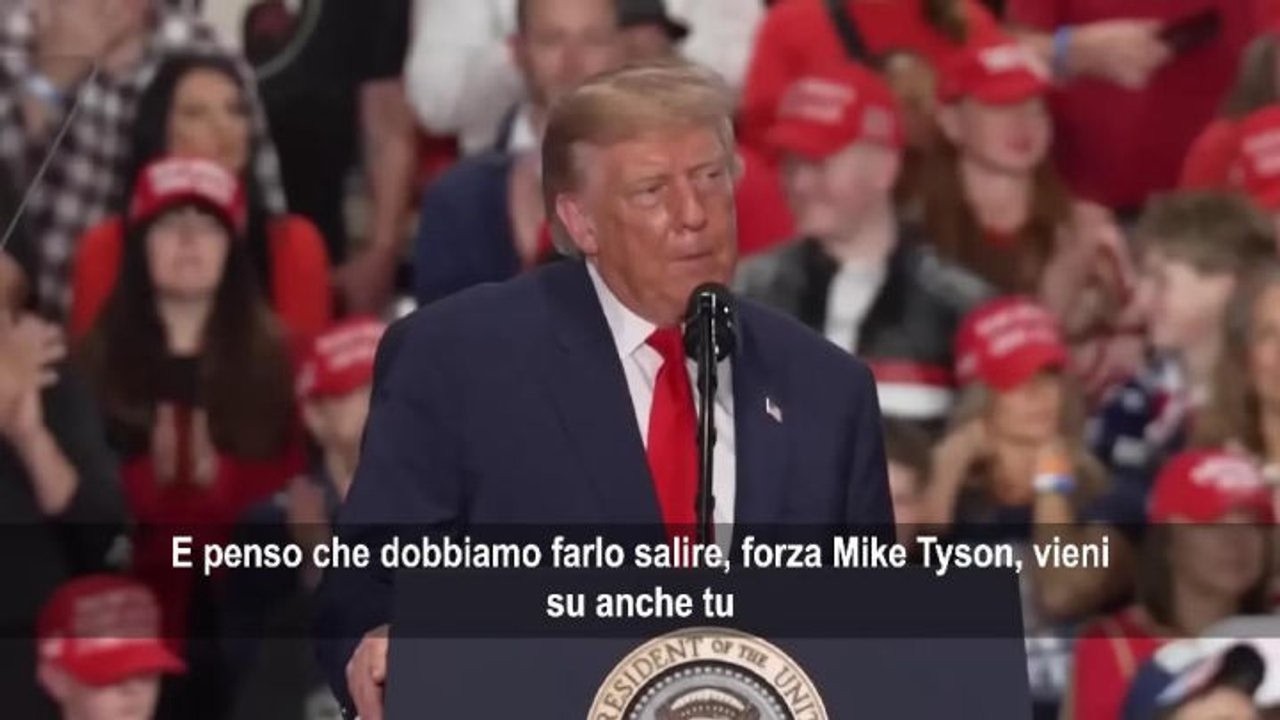 Mike Tyson raggiunge Trump sul palco a New York: Il mio Presidente