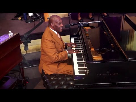 Bishop Marvin Winans sings and teaches new song to choir mid- sermon