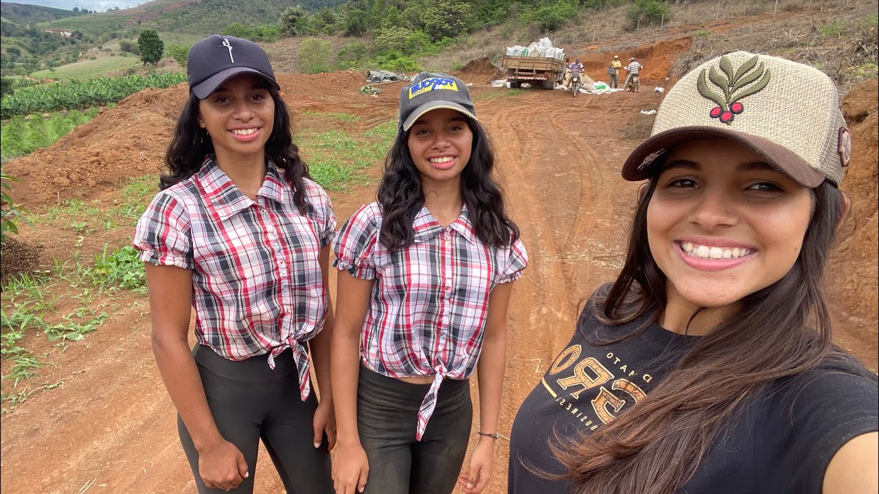 ENSACANDO A PALHA DE CAFÉ COM AS GÊMEAS!! #roça #lidanaroca