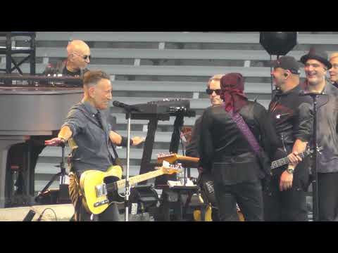 Bruce Springsteen "Twist & Shout" (sign request) live 4/18/24 (26) Syracuse, NY