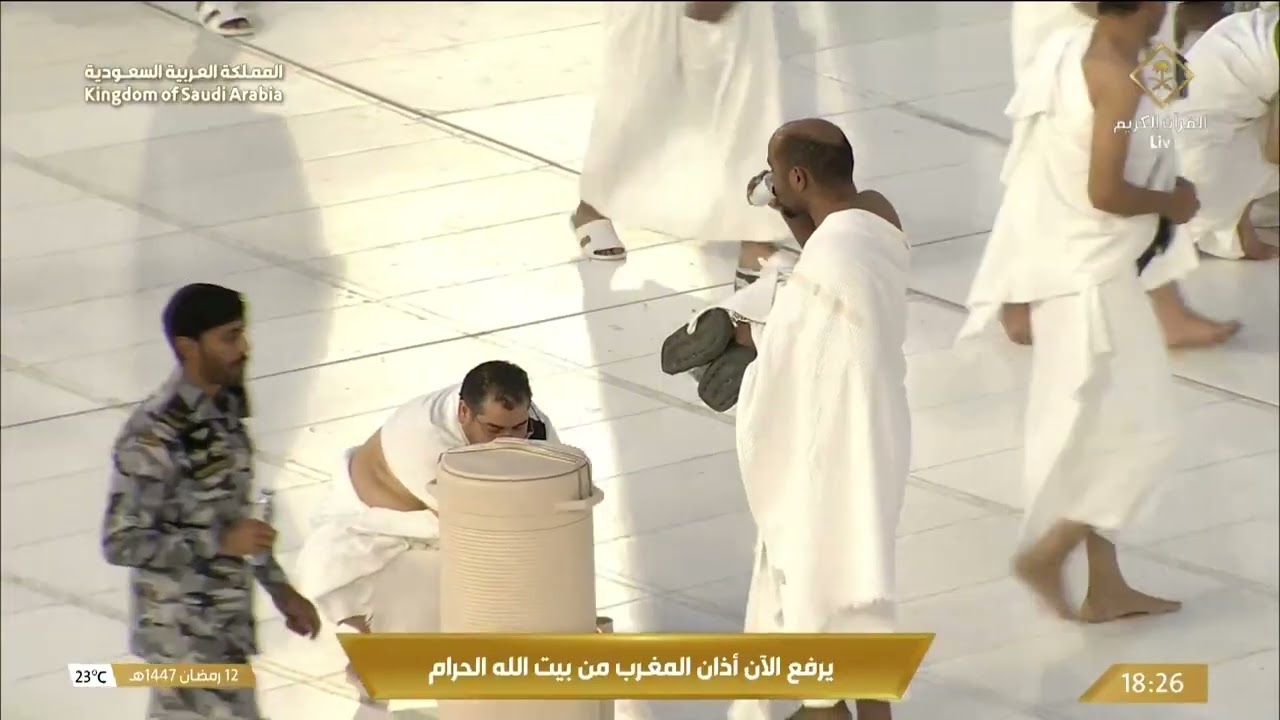 حين تتعالى التكبيرات ويجتمع الصائمون على مائدة واحدة في رحاب المسجد الحرام؛ 