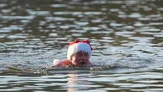 Bañistas de invierno se dan un chapuzón el día de Navidad en Berlín