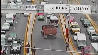 Policía de Pachuca se cuelga de vehículo pesado para detener la marcha del sujeto que delinquió.