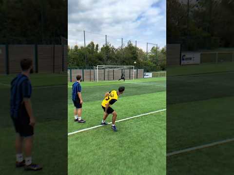 ada yang tau dia menirukan siapa? #football #soccer