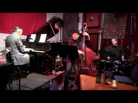 Pat Kelly Trio featuring Mike Sharfe and Marc Wolfley at Schwartz's Point - Gone With The Wind