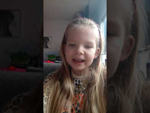 Carlijn zingt het nummer "samen de wereld aan" van De Bellinga's 😁