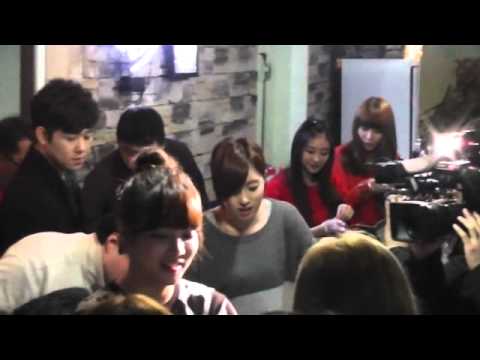 130209 T-ara is serving food for fans ティアラ　奉仕