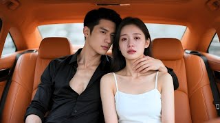 Fuera de control en el coche, el CEO la seduce, la abraza y besa sin parar, ella roja y sin aliento.