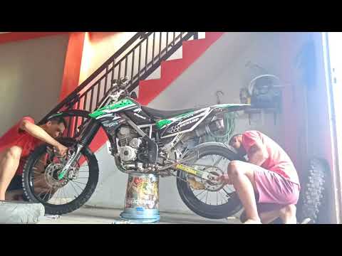 Cuman 1 menit Ganti wheel set KLX Supermoto to Wheel set Trabas...!!!