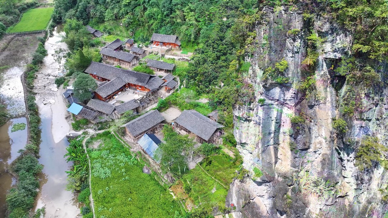 A village in Guizhou, hidden in a tiankeng, isolated from the outside world, a paradise on earth