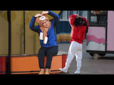 當收到小朋友的讚美和比心，路人們也笑得像個孩子