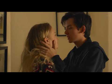 Time Freak | Kissing Scene (Asa Butterfield and Sophie Turner)