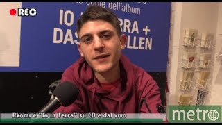Rkomi presenta "Io in Terra" al firmacopie e dal vivo