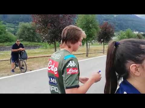 VIDEO IAMNAPLES.IT - Alessio Zerbin firma autografi e scatta foto con i tifosi a Dimaro