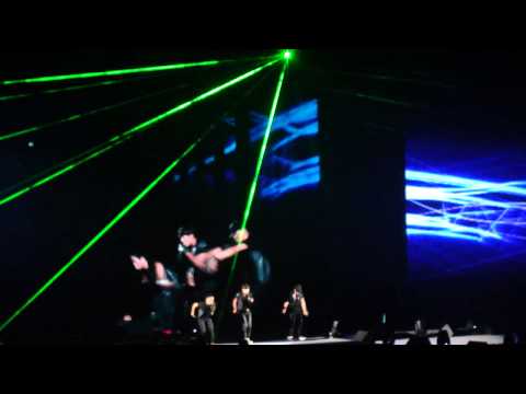 110918 WORLD RUNWAY FASHIONQUAKE - SE7EN