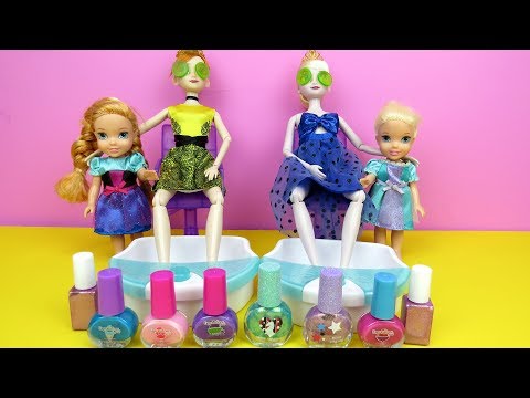 Spa ! Elsa and Anna toddlers at beauty salon -  Barbie is hair stylist - nails painting - shopping