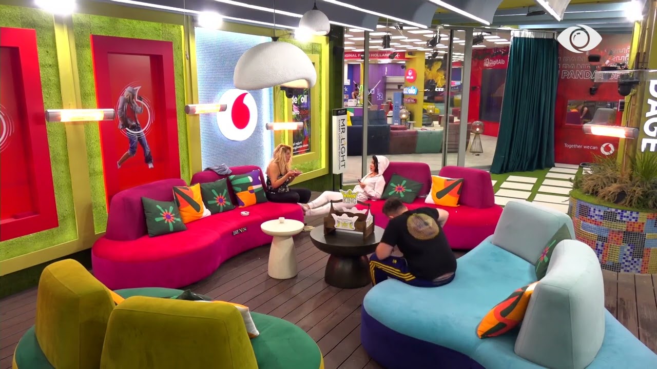 Jetmiri acarohet me banorët për makaronat, i mbyll derën e oborrit dhe i lë jashtë