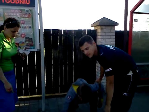 Zaraz po obezwładnieniu złodzieja w Biedronce