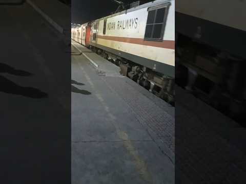 15014 Ranikhet Express arriving at Rampur Railway Station #shorts #ytshorts #train #indianrailways