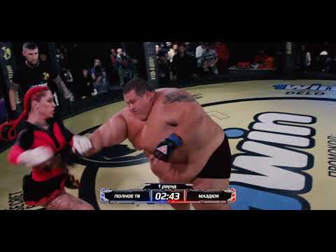 Luta entre Homem de 240kg e Mulher Lutadora Profissional de 63kg na Rússia