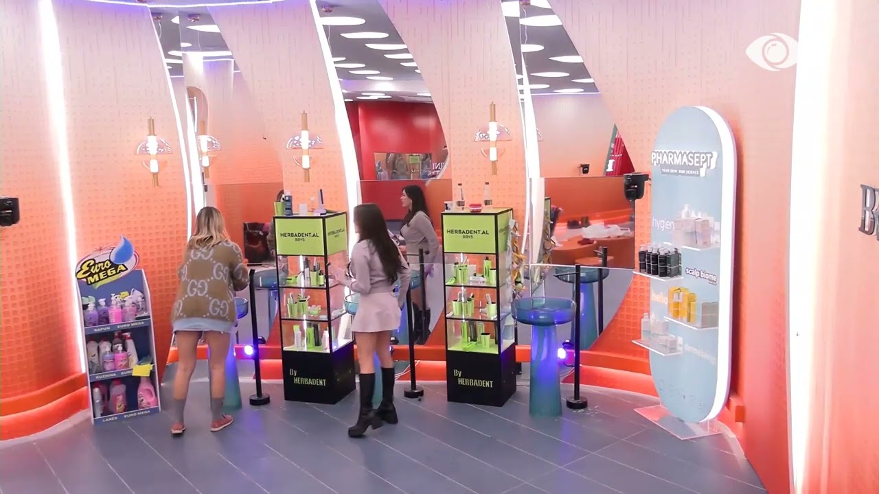 Nuk ke pse më ndjek/ Vijon debati mes Inës dhe Gretës: Të kam dhënë rrobat intime që s'ia kam dhënë as motrës time