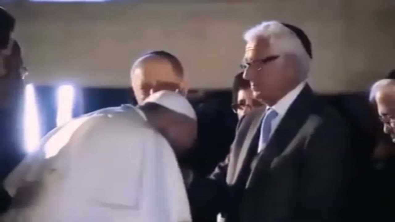 Papież Franciszek całuje ręce Rothschilda, Rockefellera
