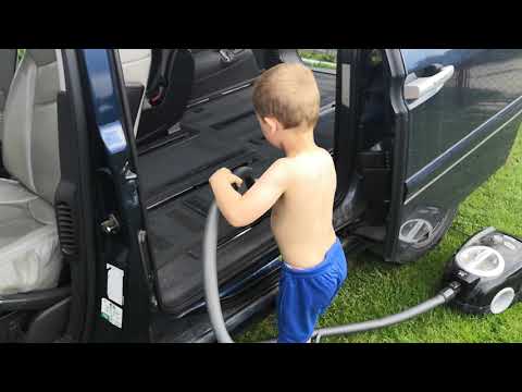 Matýsek vysává auto.