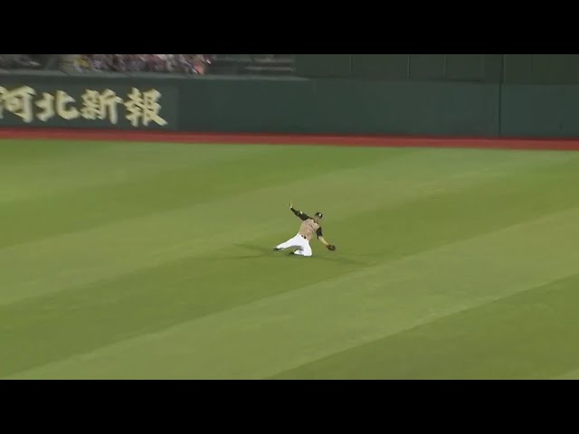 【5回裏】 守備で魅せる!! ファイターズ・西川 センターフライを華麗なスライディングキャッチ!! 2019/7/5 E-F